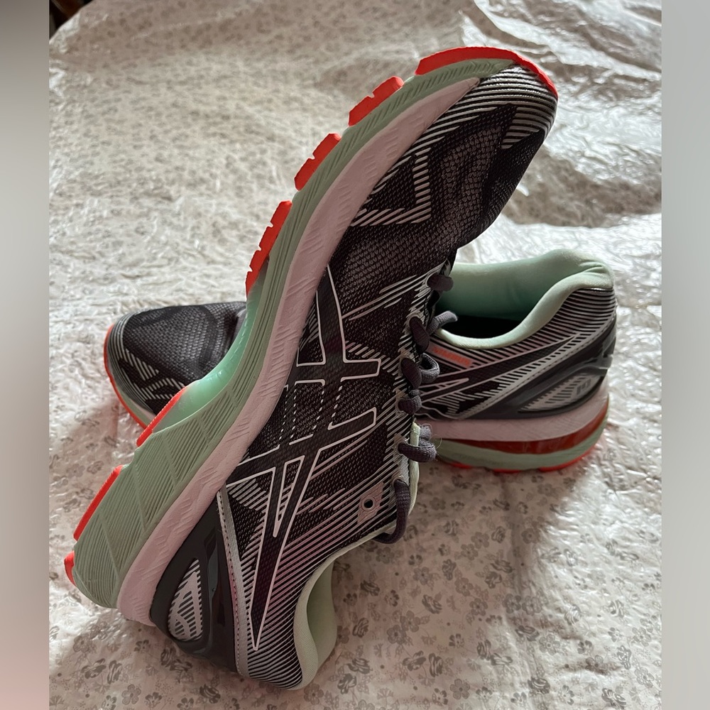 ASICS Gel Nimbus running shoes Women’s size 10.5 Narrow